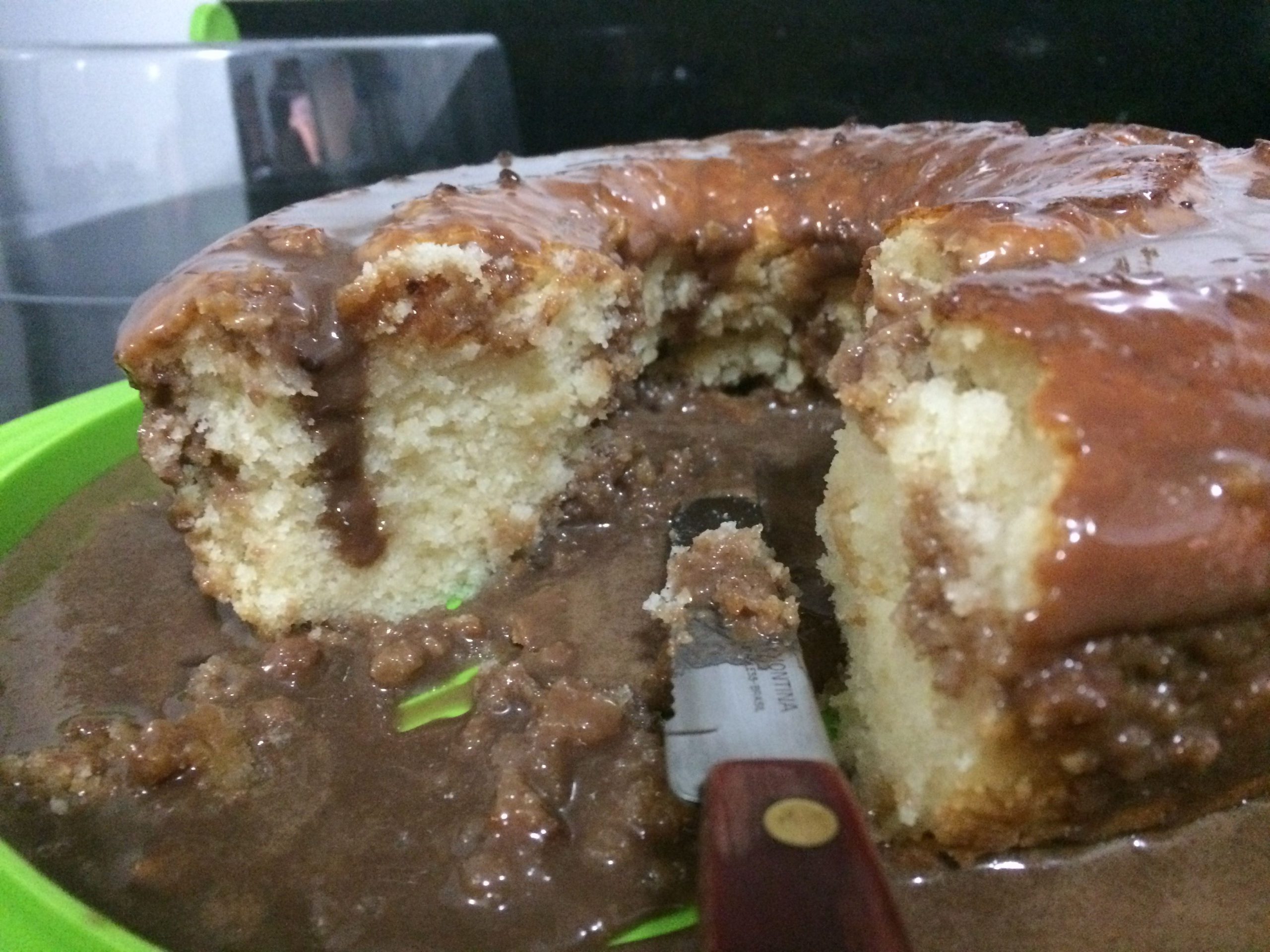 Bolo de limão com calda de chocolate