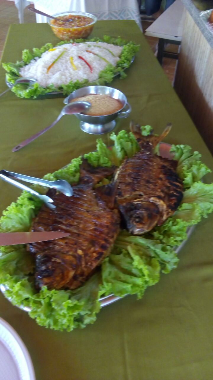 Peixe recheado e assado na churrasqueira