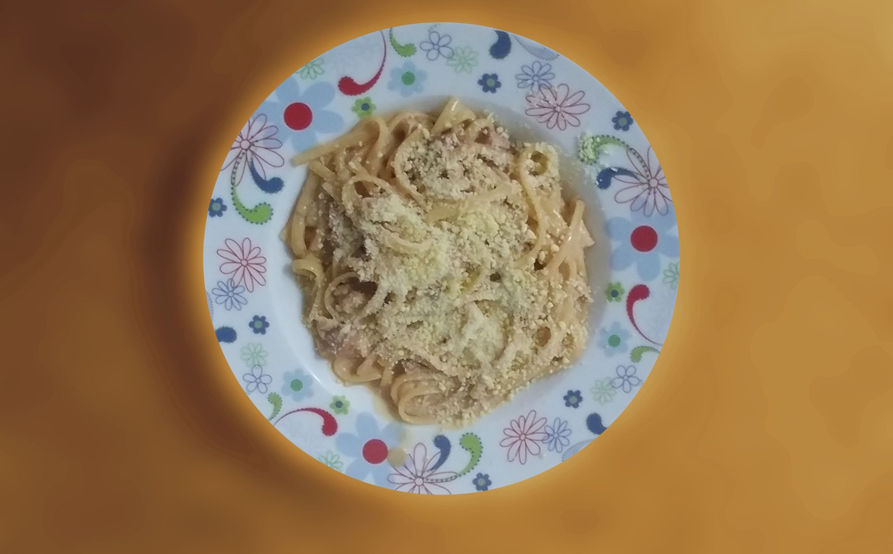 Linguine alfredo com linguiça