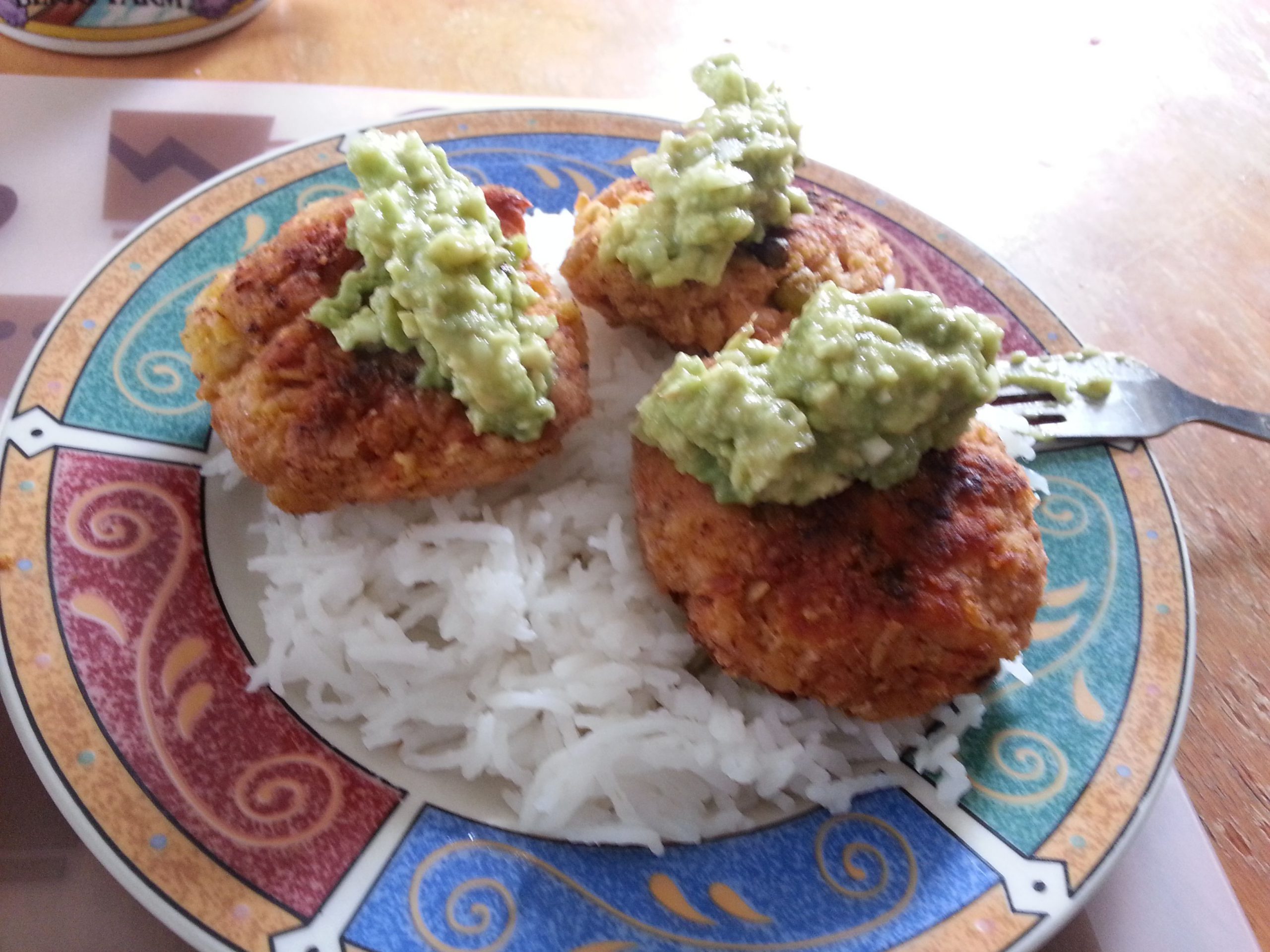 Bolinhos de salmão com molho de abacate