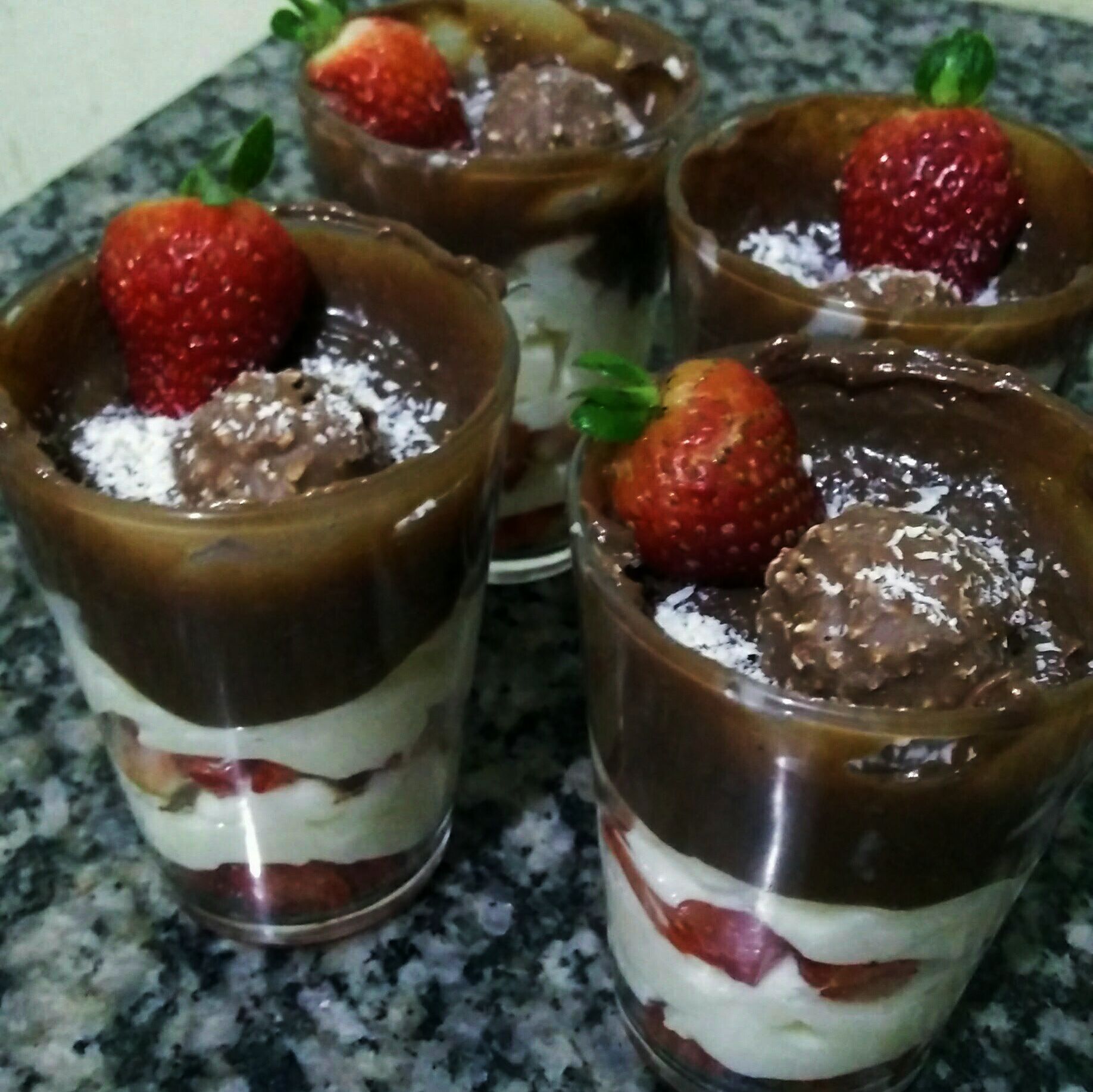 Brigadeiro com morango e creme