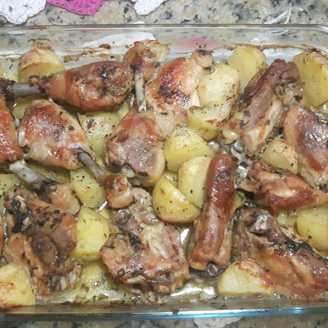 Frango assado com batatas e ervas finas