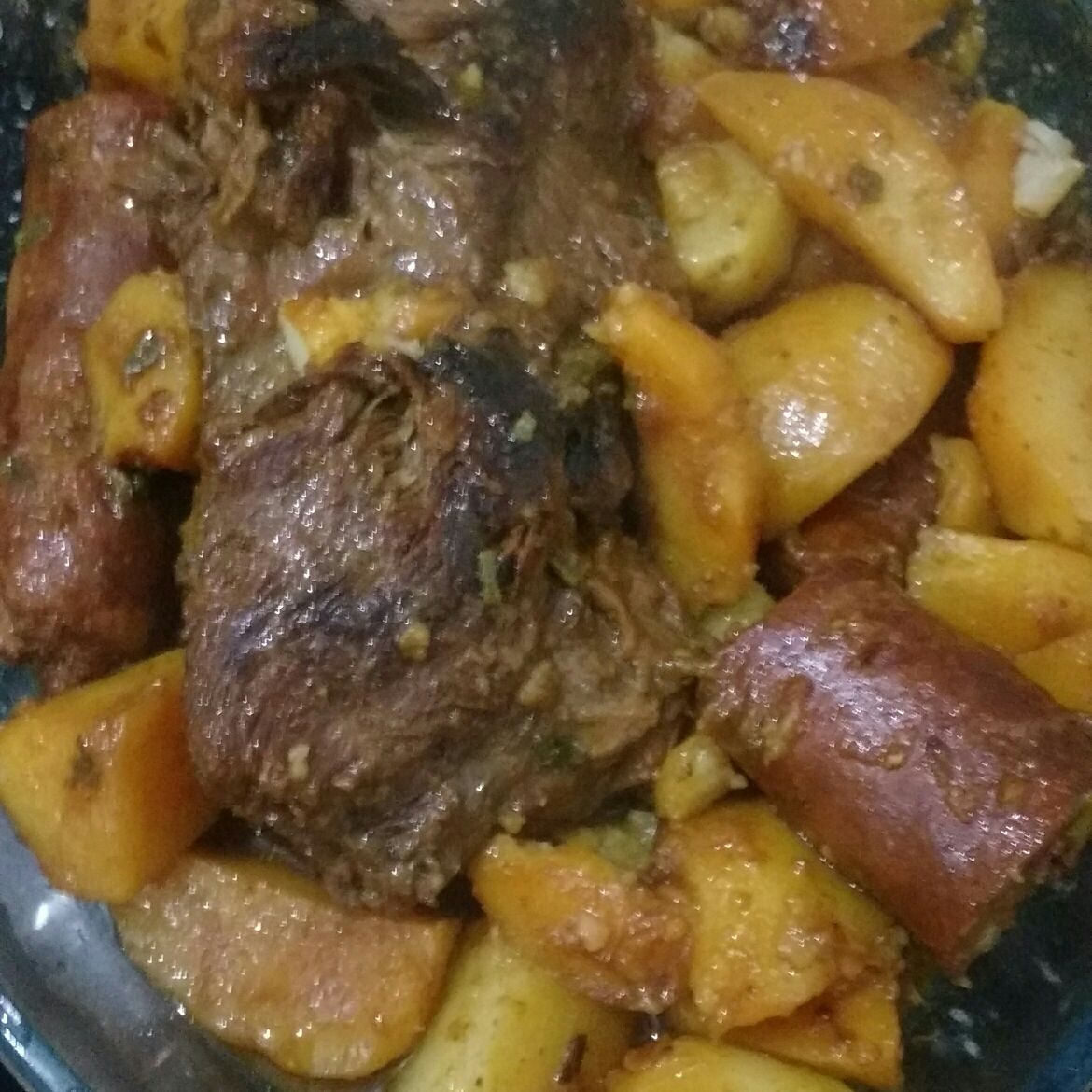 Lombinho assado com batatas e linguiça