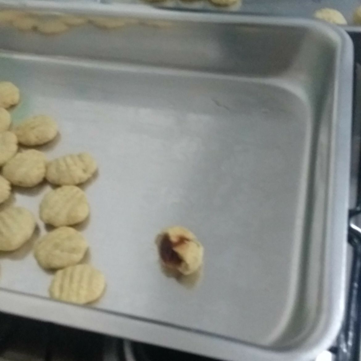 Biscoito amanteigado recheado com goiabada