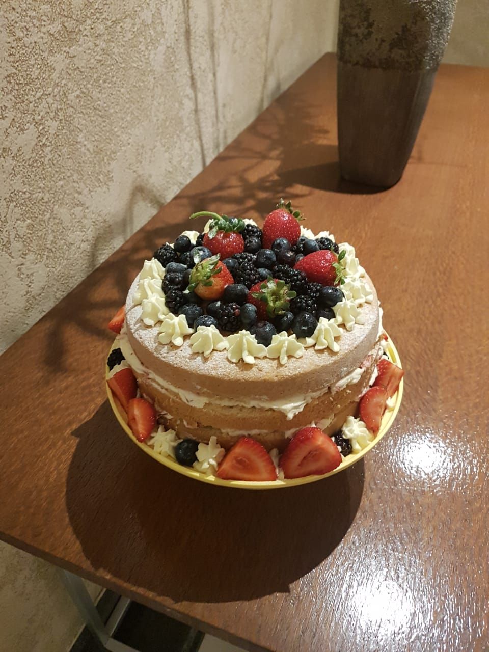 Naked cake de frutas vermelhas