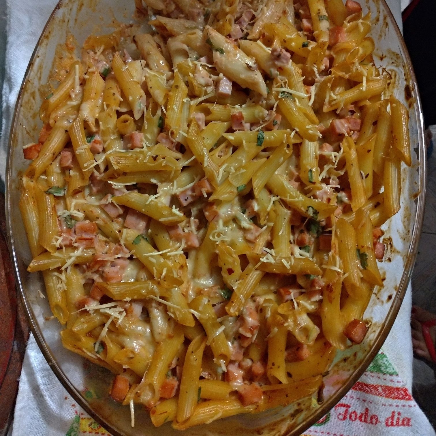 Macarrão com queijo e presunto ao forno