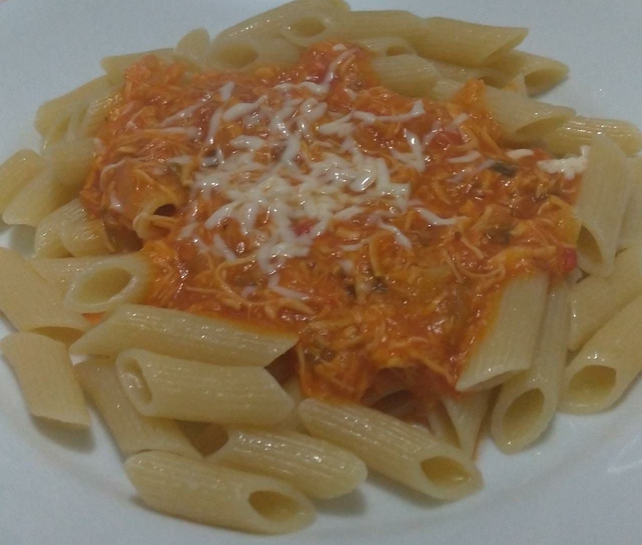 Macarrão penne ao molho de frango desfiado com queijo branco