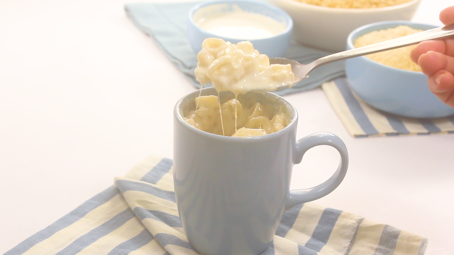 Macarrão com queijo na caneca